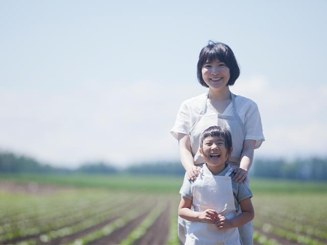 女性と子ども。