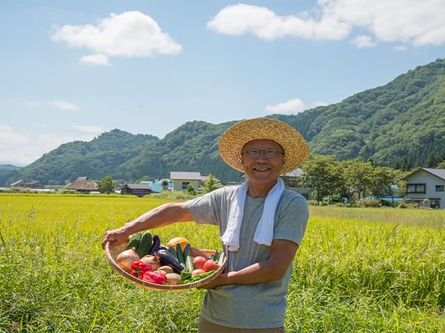 野菜を抱える男性